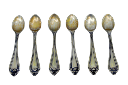 Conjunto de seis colheres de café em prata com cabos concheados e frisados.